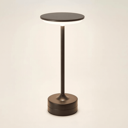 Lampe de bureau LED noir moderne, style épuré idéal pour bureau ou salon.