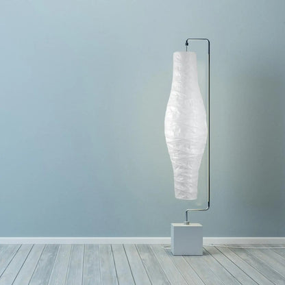 Abat jour lampe sur pied avec lumière chaude créant une ambiance cosy