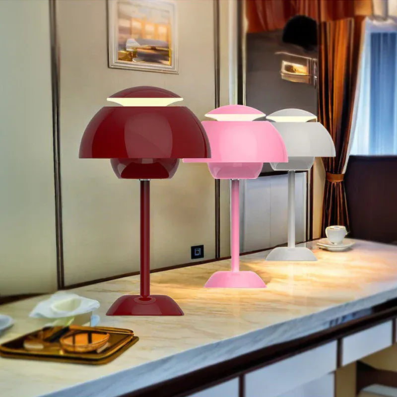 Collection de lampes champignon Luminoria en plusieurs couleurs : rouge, rose et blanc, design moderne.