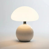 Lampe champignon design blanche sur fond neutre, éclairage d’ambiance moderne pour salon ou chambre.