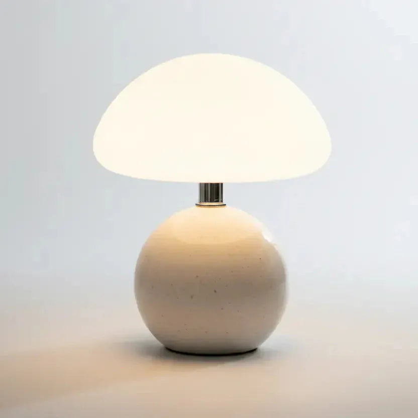 Lampe champignon design blanche sur fond neutre, éclairage d’ambiance moderne pour salon ou chambre.