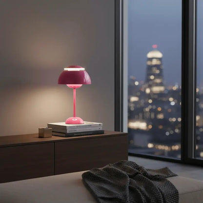 Lampe champignon rose Luminoria posée sur table de nuit, éclairage LED d’ambiance pour chambre moderne.