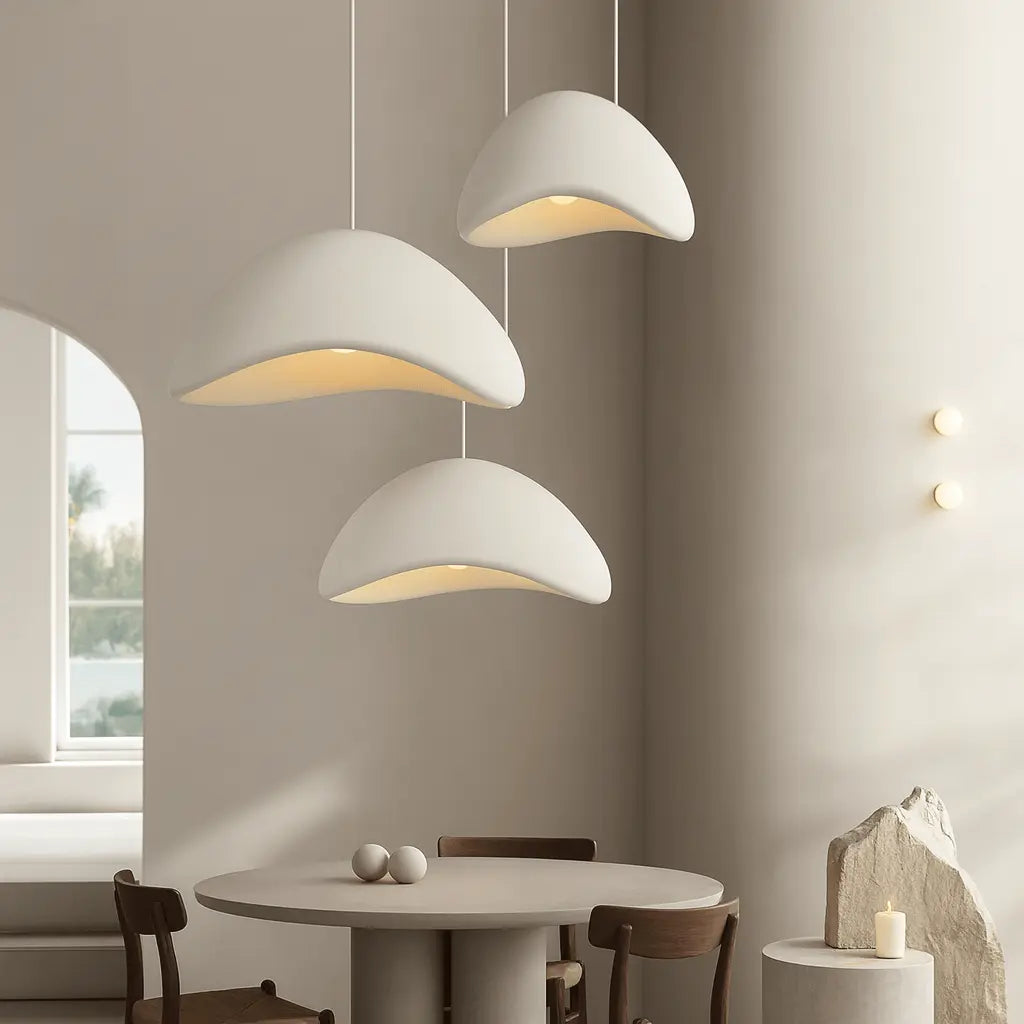 Suspension cuisine design dans une salle à manger minimaliste, éclairage doux et moderne.