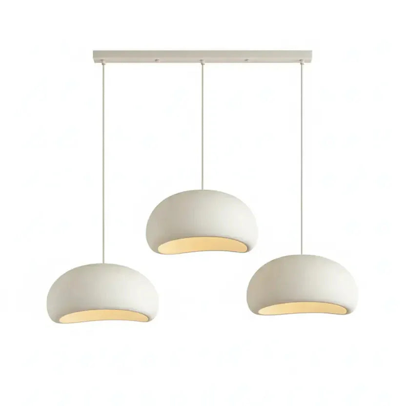 Suspension cuisine design avec trois dômes blancs, luminaire moderne pour salle à manger.