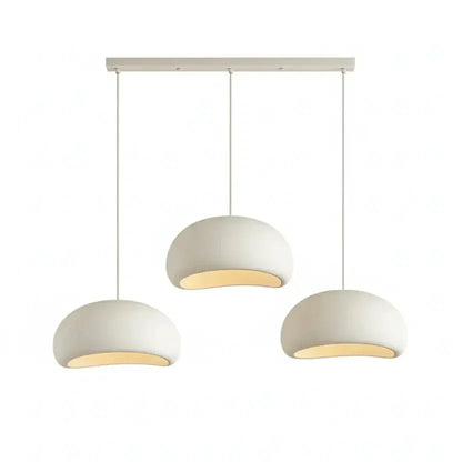 Suspension cuisine design avec trois dômes blancs, luminaire moderne pour salle à manger.