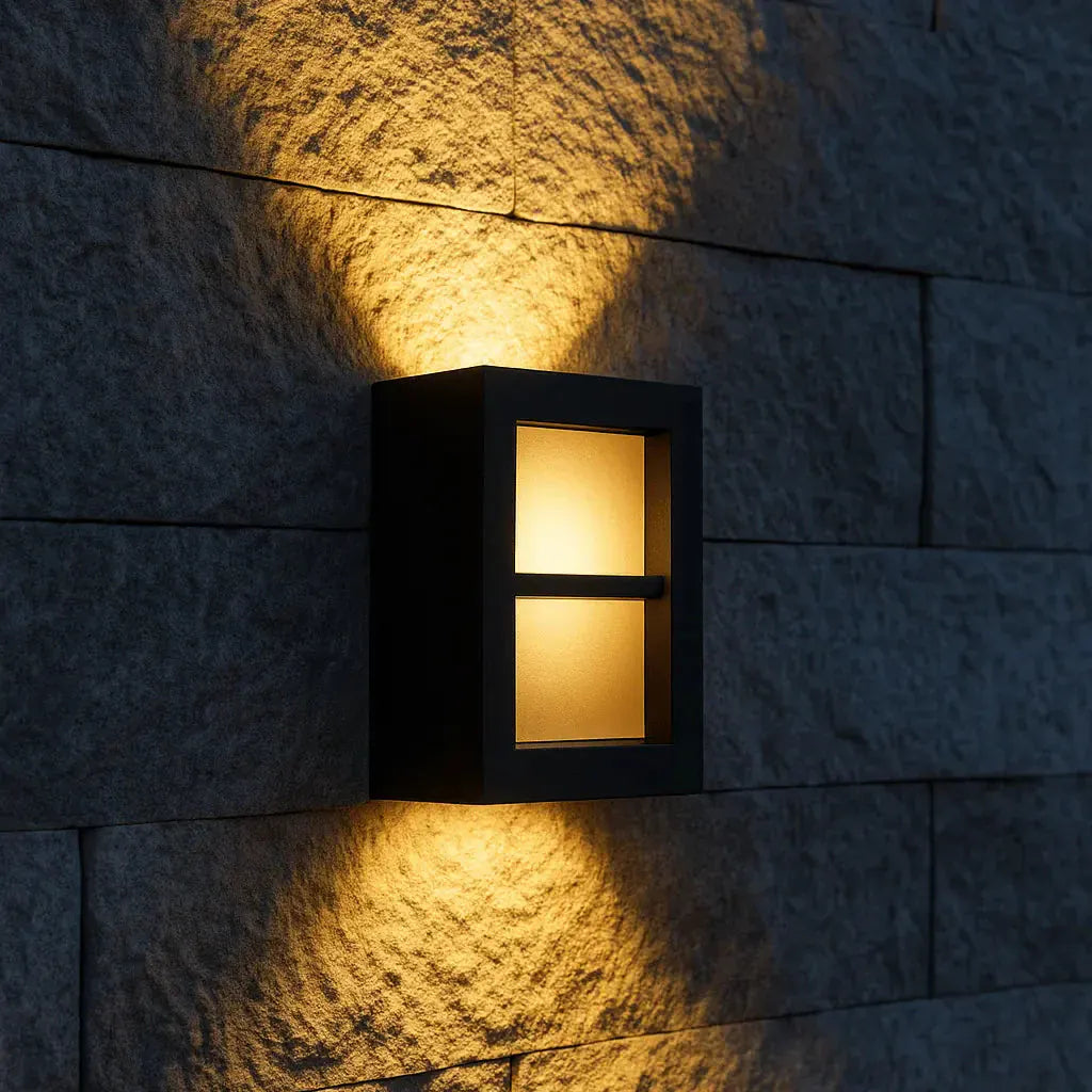 Luminaire extérieur LED sur mur en pierre avec éclairage chaud vers haut et bas, style contemporain