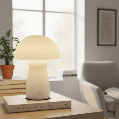 Lampe champignon en verre dans un salon lumineux, éclairage LED doux pour décoration intérieure moderne.